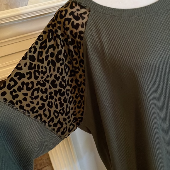 Kori America - green waffle top with long sleeves and leopard print; size 1XL - Picture 4 of 9